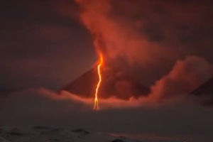 (VIDEO) SNIMLJENA RETKA POJAVA: Pogledajte bliski susret tornada i vulkana!