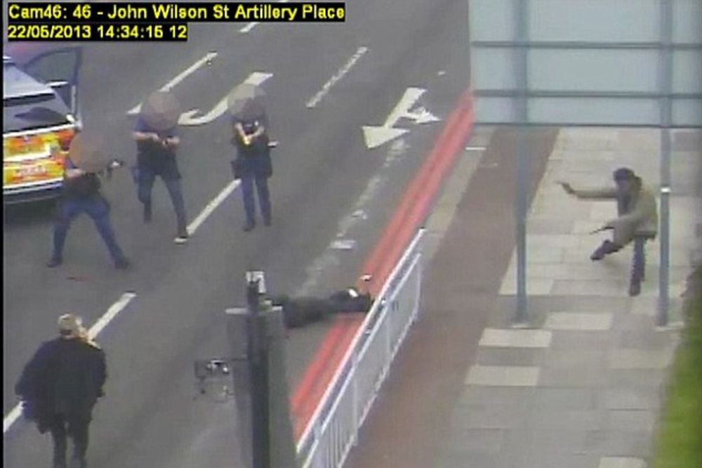 HTEO DA KASAPI POLICAJCE: Trenutak kada u Londonu pucaju na ubicu vojnika!