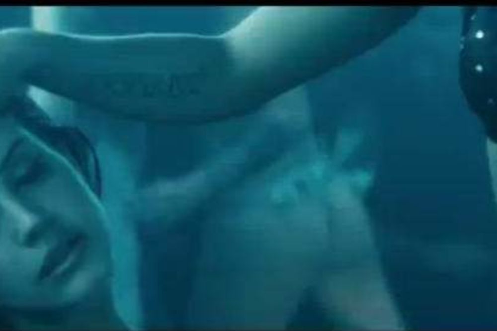 POGLEDAJTE: Lana Del Rej u novom spotu pokazuje grudi