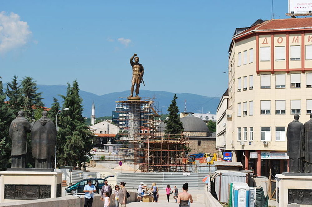 SPORNI SPOMENIK: Srpski Dušan Silni smeta Albancima u Skoplju