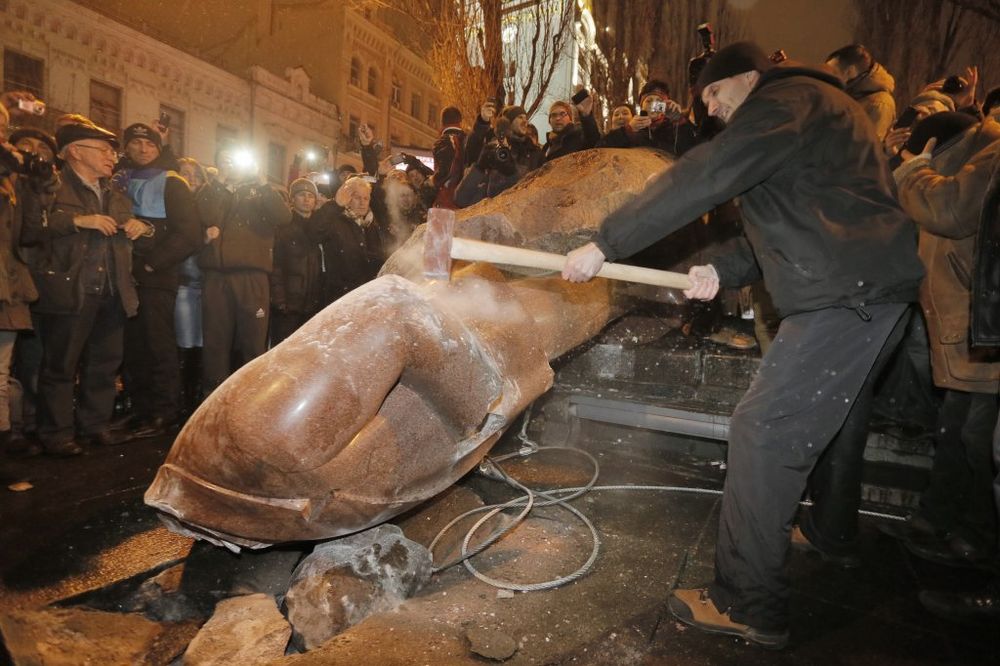 POGLEDAJTE: Demonstranti U Kijevu čekićem polomili spomenik Lenjinu