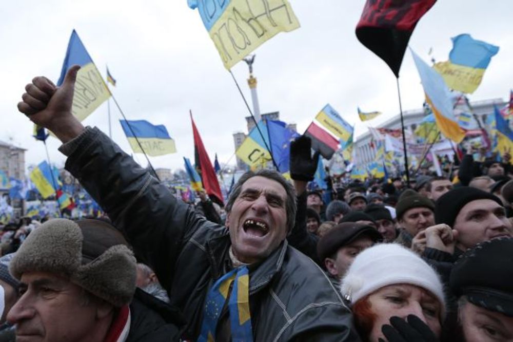 DEMONSTRANTI U MRAKU: U Kijevu isključena ulična rasveta