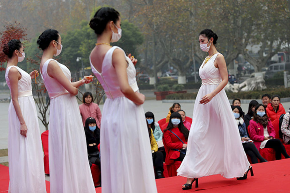 NISU MOGLE DA DIŠU: Manekenke porošetale pistom sa maskama zbog zagađenosti!