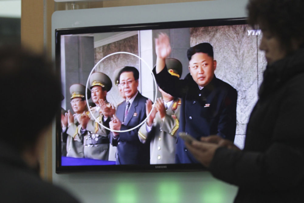 BEZ MILOSTI: Kim Džong-Un likvidirao teču Džang Song Teka