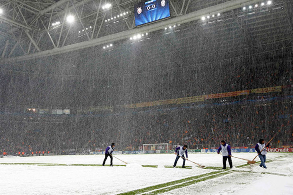 NEVREME NA BOSFORU: Sneg prekinuo derbi između Galatasaraja i Juventusa
