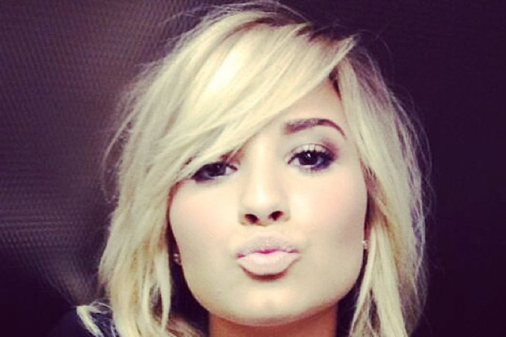 Demi Lovato: Trebalo bi da povećam grudi, izgledaju kao dva ujeda komarca!