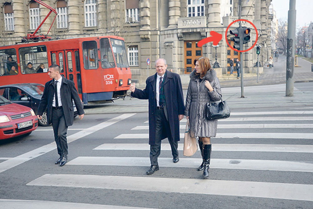 KRŠI PRAVILA: Ministar Mrkić prolazi kroz crveno