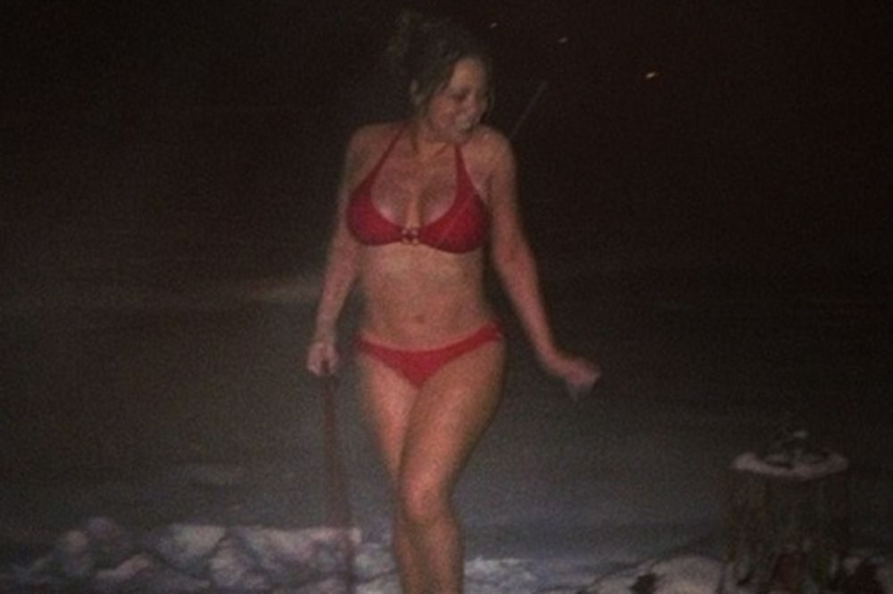 Maraja Keri u bikiniju na snegu