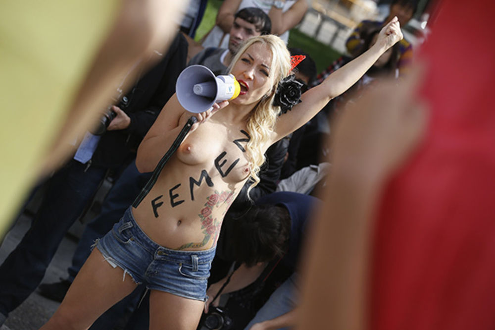FEMEN U AKCIJI: Golim grudima protiv abortusa