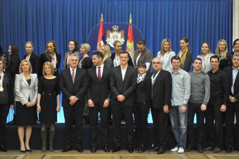 PREDSEDNIK NIKOLIĆ RUKOMETAŠICAMA: Srbija se podigla sa vama