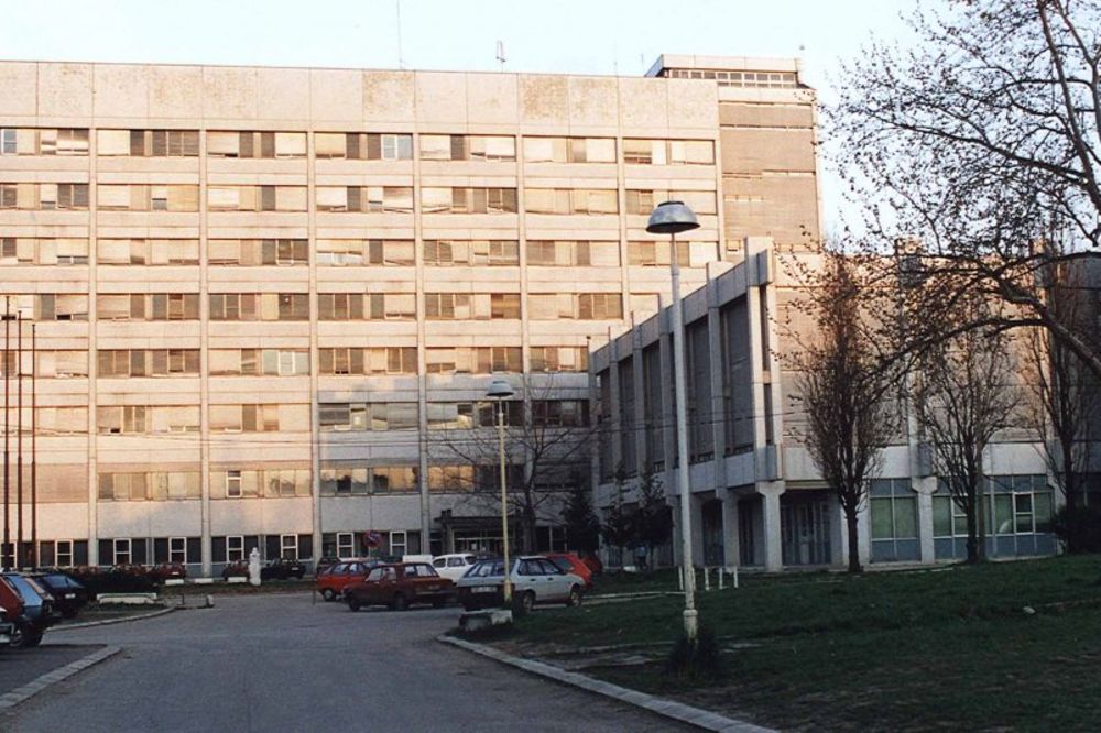 BEBI SE ŽURILO: Mladi tehničar porodio Kragujevčanku na betonu ispred porodilišta!