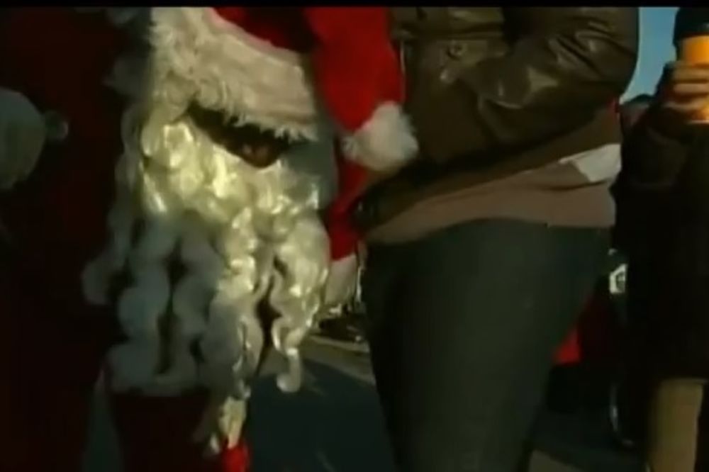 Vašington: Deda Mraz delio poklone pa upucan u leđa