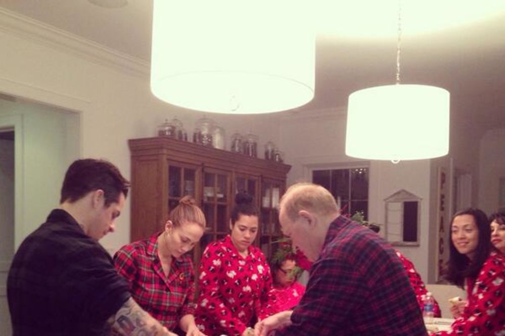 KAO SAV NORMALAN SVET: Džej Lo u pidžami priprema božićni obrok!