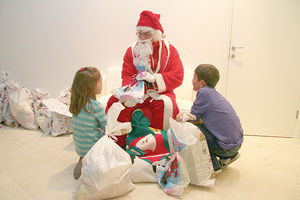 Deda Mraz doneo paketiće siročićima