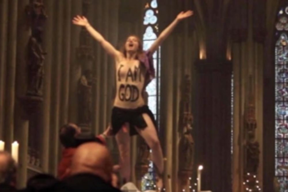 BOGOHULJENJE: Femenka golih grudi skočila na oltar!