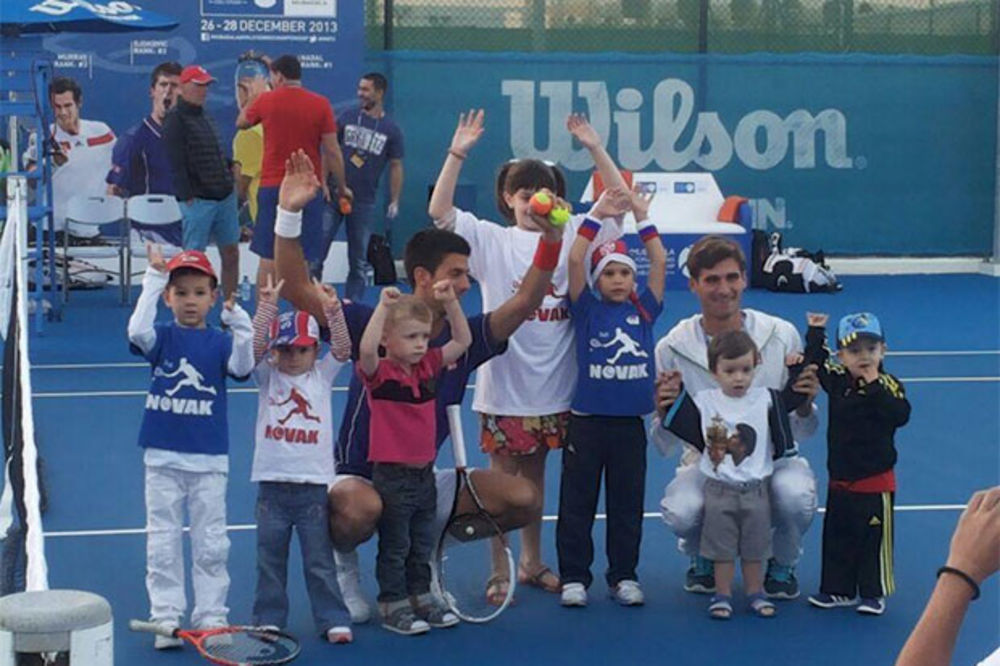 UŽIVALI: Novak i Marko Đoković igrali tenis s decom!