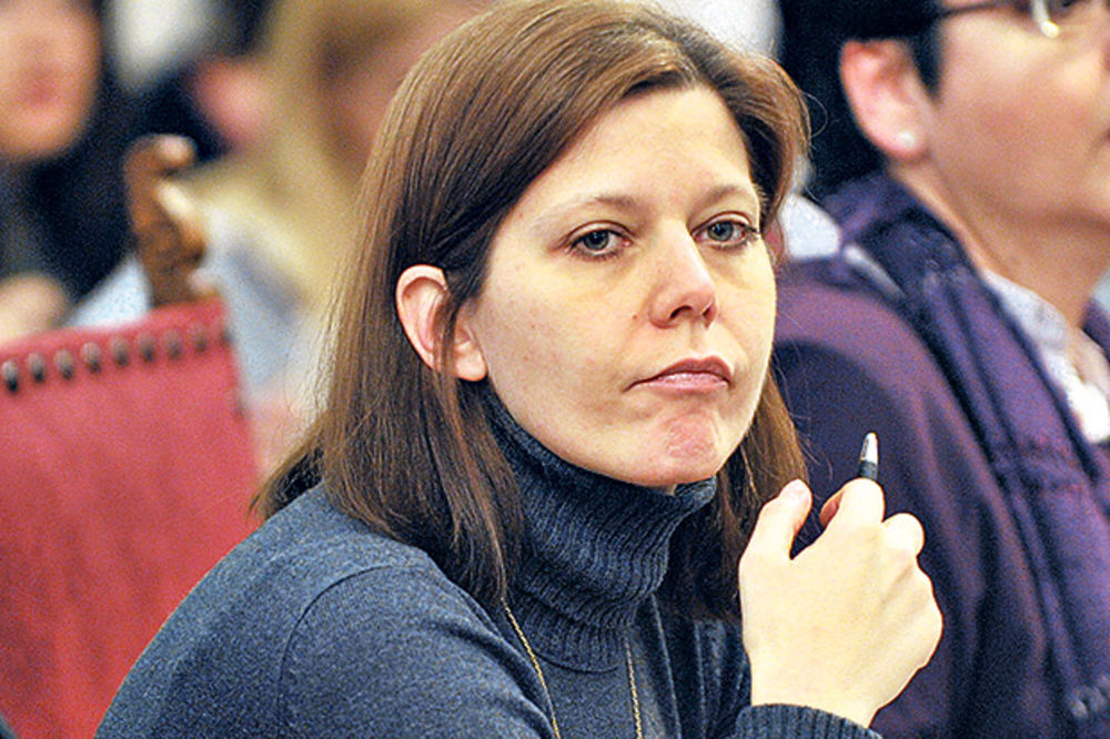 BRUKA: Ksenija Milivojević tuži državu za 100.000 evra, a u Briselu zastupa Srbiju!