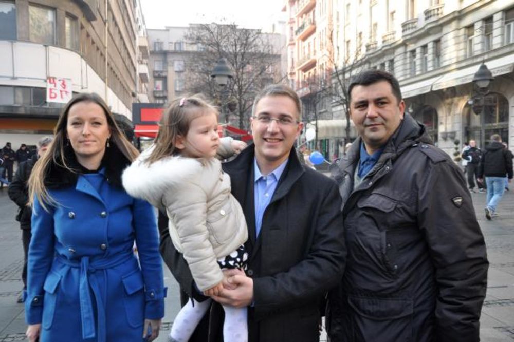 BEOGRAD: SNS podelila paketiće najlmađim Beograđanima