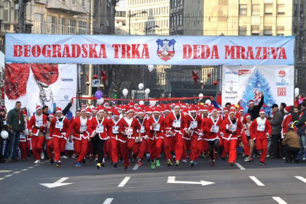 TRESLE SE BRADE: Deda Mrazovi trčali ulacama Beograda!