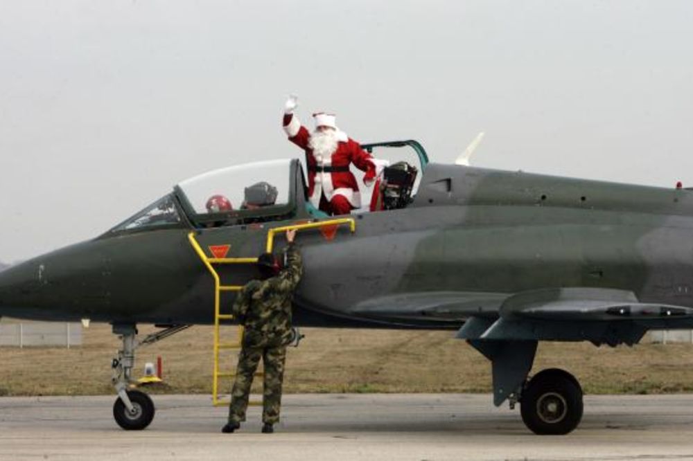 BATALIO IRVASE: Deda Mraz na Batajnicu došao vojnim avionom!