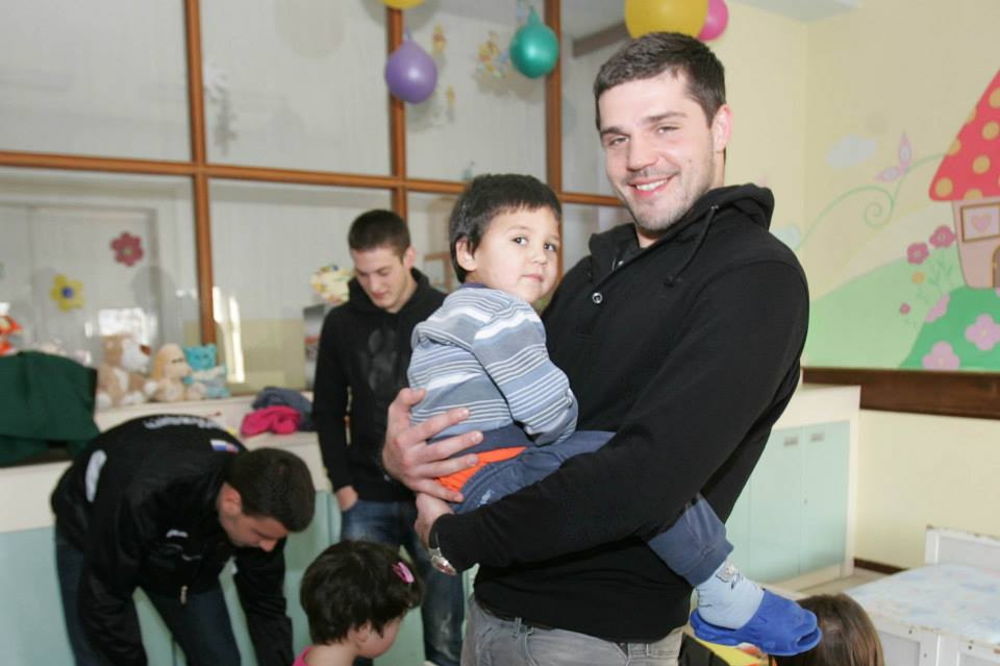 POTRESNA PRIČA: Golman Partizana odrastao bez oca pomaže decu po domovima