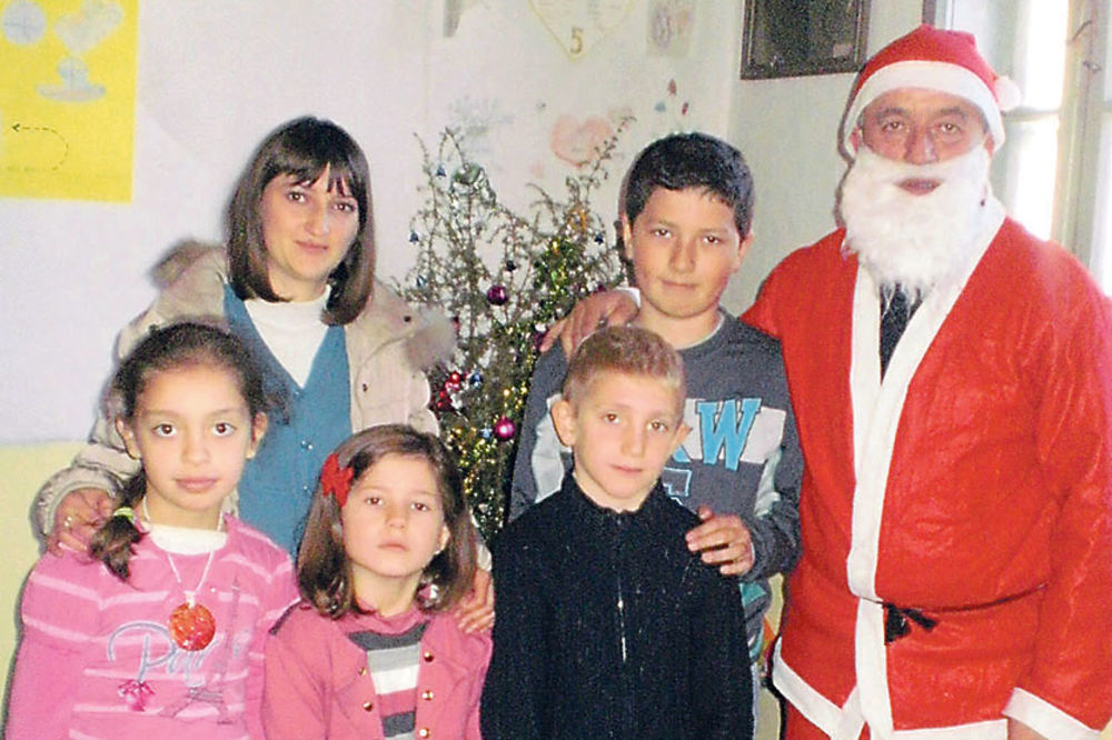 DOBROTVOR: Deda Mraz obradovao decu na Goliji i Rogozni