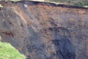 POGLEDAJTE: U Velikoj Britaniji se otvorila rupa duboka 50 metara
