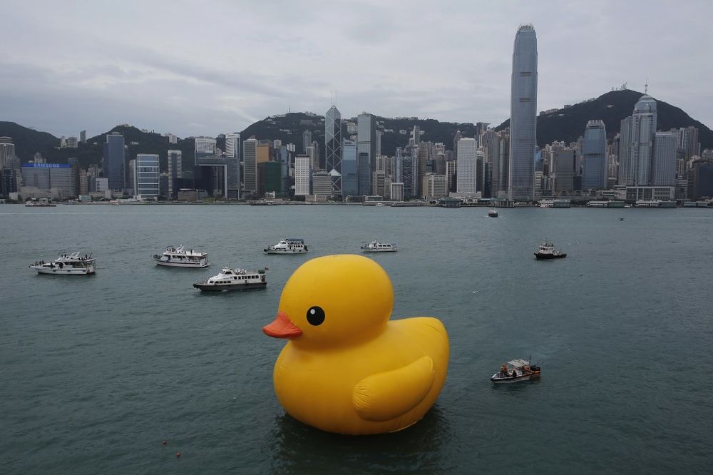 PUKLA PRED DOČEK: Džinovska patka eksplodirala na Tajvanu!