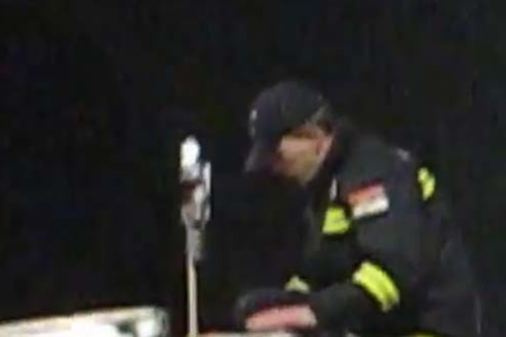 POGLEDAJTE: Ovo je vatrogasac koji je ispalio vatromet u publiku!