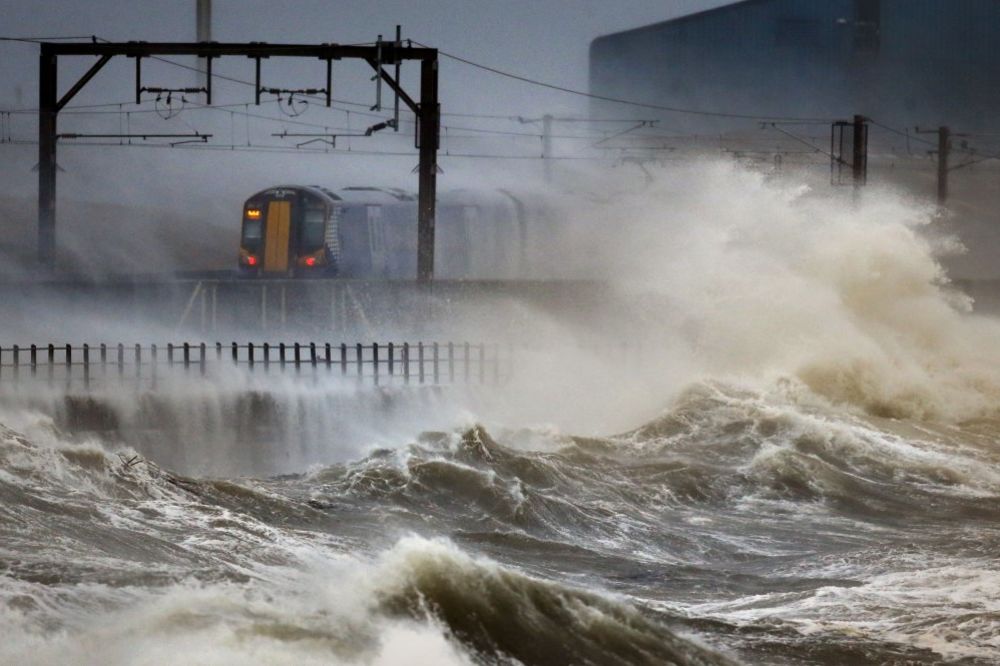 JAKO NEVREME U BRITANIJI: Poplavljeni gradovi, vetrovi duvaju i do 113 km na sat