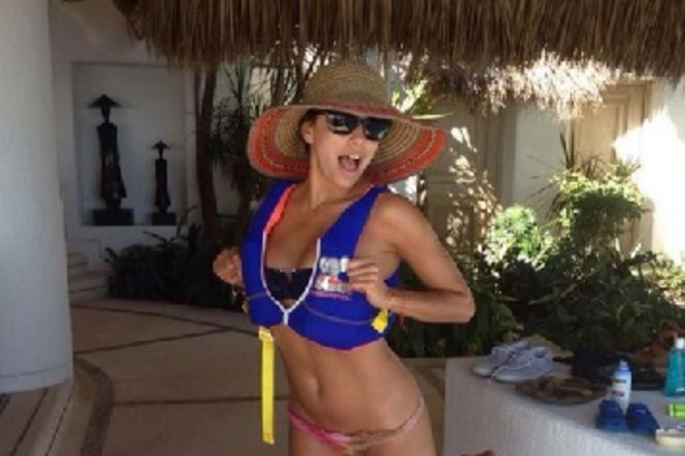 POHVALILA SE: Eva Longorija provodi praznike u bikiniju