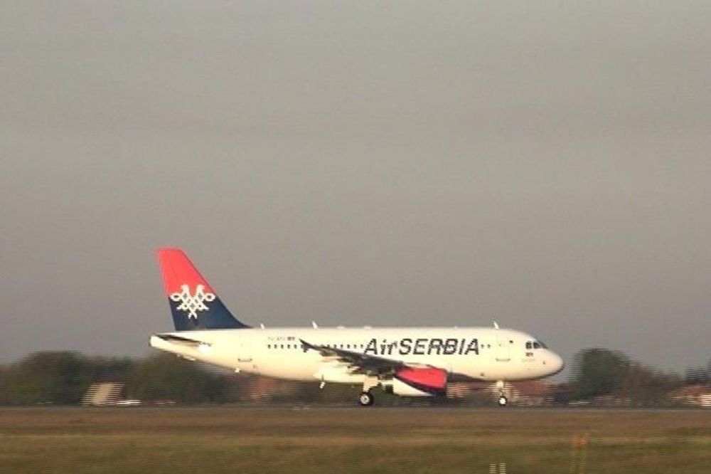 KVAR NA ERBASU: Avion Er Srbije pun putnika morao da se vrati u Abu Dabi