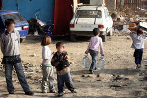 UPOZORENJE ZA VOZAČE U BG: Romska deca se bacaju ispred vozila kako bi iznudila novac!