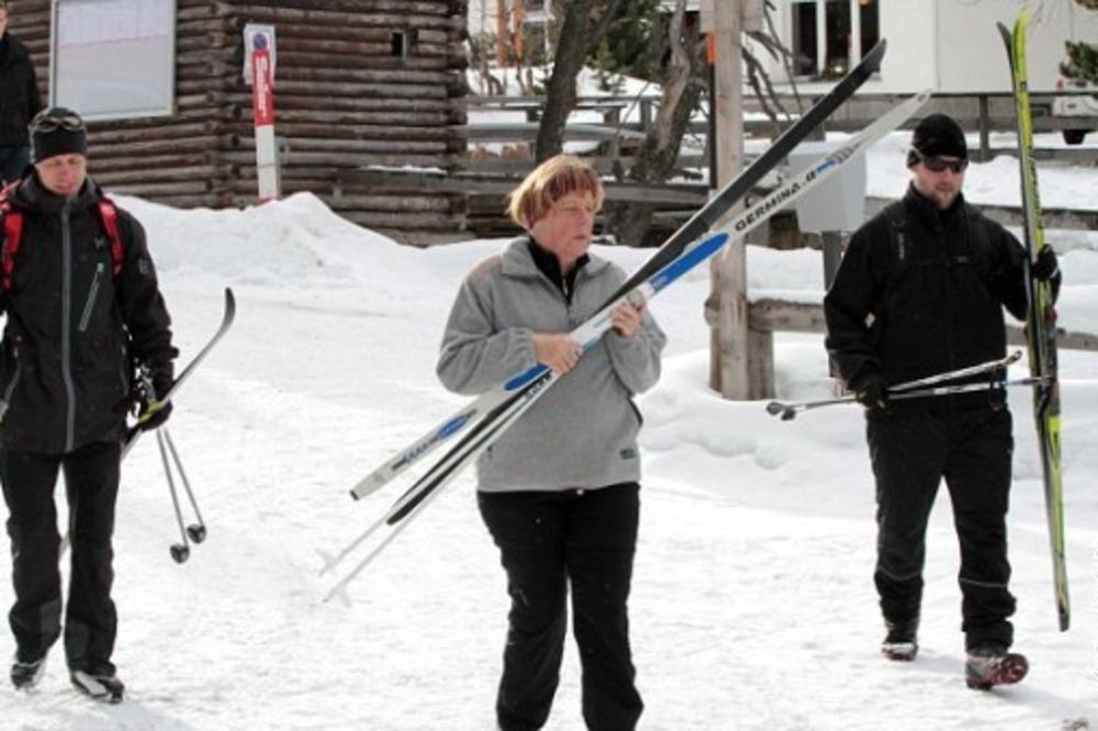 Angela Merkel povređena na skijanju!