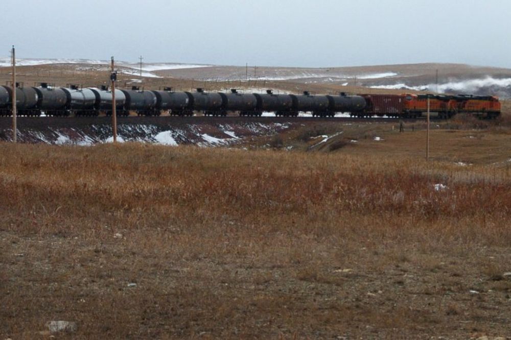 ISKOČIO IZ ŠINA: Teretnjak pun nafte i gasa zapalio se u Kanadi