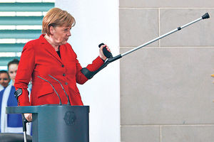Angela Merkel ide i sa slomljenom karlicom na posao