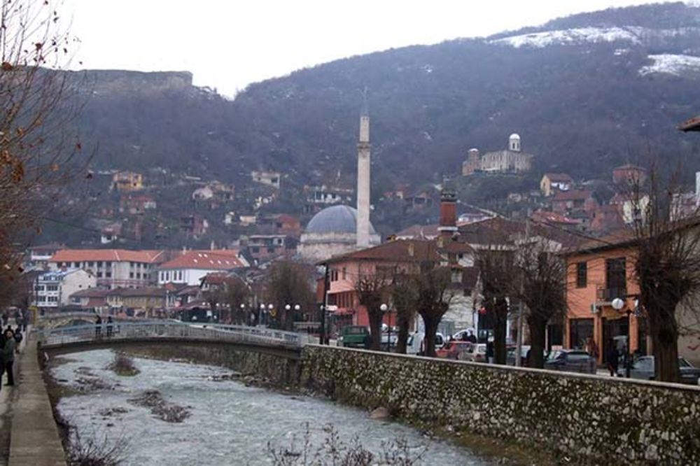 VANDALIZAM KOD PRIZRENA: Rušenje spomenika srpskom pesniku zastrašivanje Srba