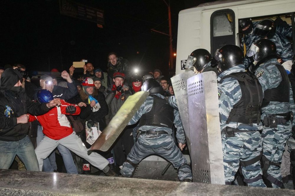 OBRAČUN SA INTERVENTNOM: Bivši ministar policije povređen u tuči na protestima u Kijevu