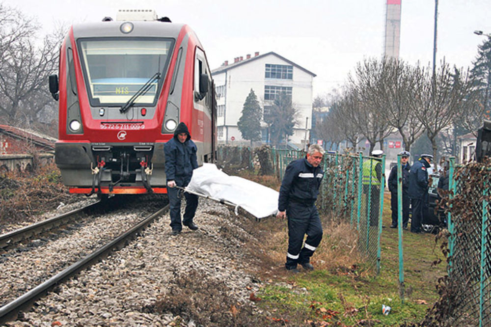 RASKOMADAN NA PRUZI: Grčevito se držao za voz, ali su mu ruke iskliznule iz rukavica!