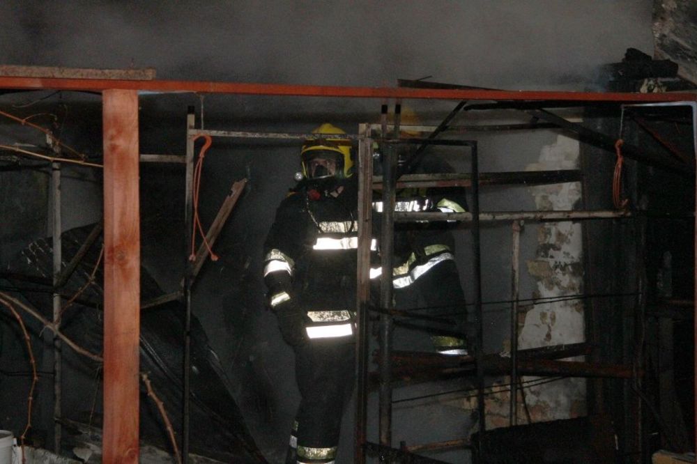 VATROGASCI SPASLI STARCE: Izgoreo stan u Beogradu