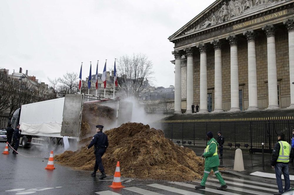 BAŠ SMRDI: Izručio 20 tona đubriva u centru Pariza