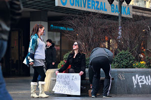 UDELITE ZA SILIKONE: Prolaznici delili novac devojci da kupi veštačke grudi!