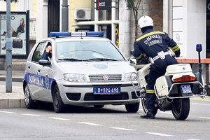 SAOBRAĆAJKA U FUTOGU: Oboren policajac na motoru!