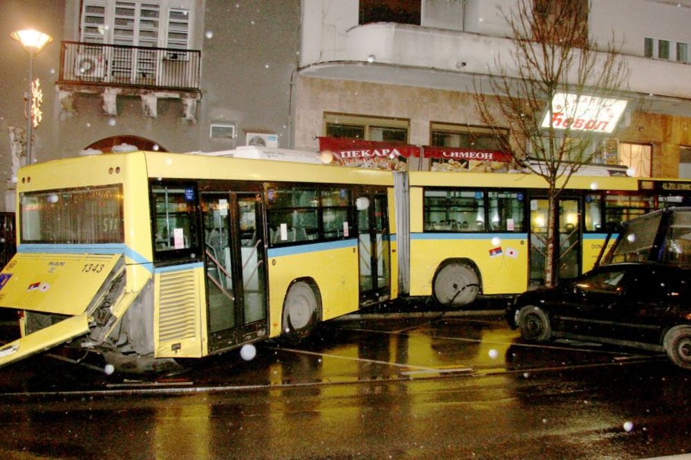 Pomahnitali autobus rusvaj u Nemanjinoj napravio posle popravke!