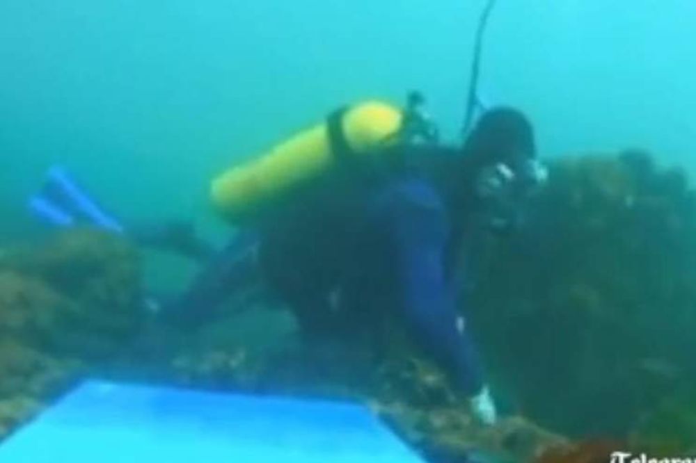 VEROVALI ILI NE: Ovaj čovek slika pod vodom