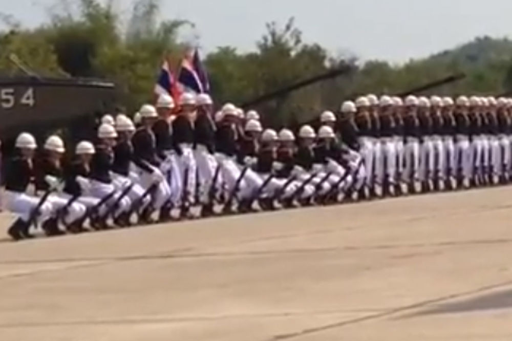DOMINO VOJNICI: Nova parada za smotru tajlandske garde!