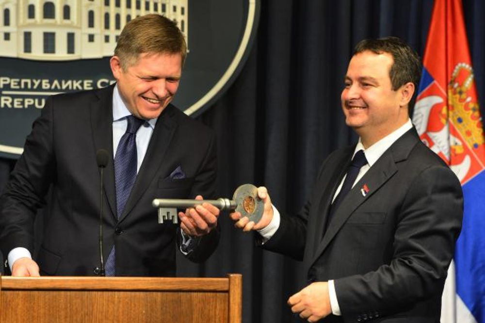 FICO U BEOGRADU: Slovački premijer Dačiću uručio ključ kapije EU!