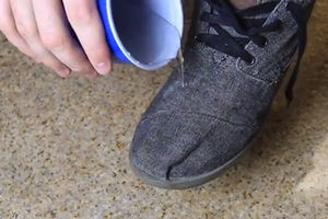 SAVET ZA PREDSTOJEĆI SNEŽNI VIKEND: Napravite vodootporne cipele za samo 10 minuta!