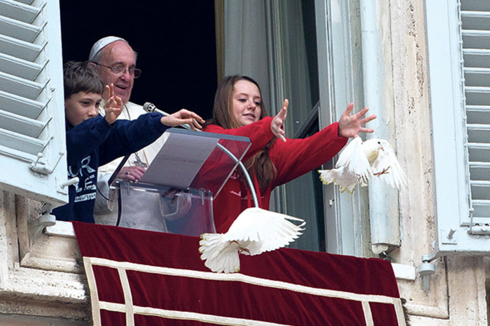 LOŠ PREDZNAK: Gavran i galeb pojeli papine golubove mira za Ukrajinu!
