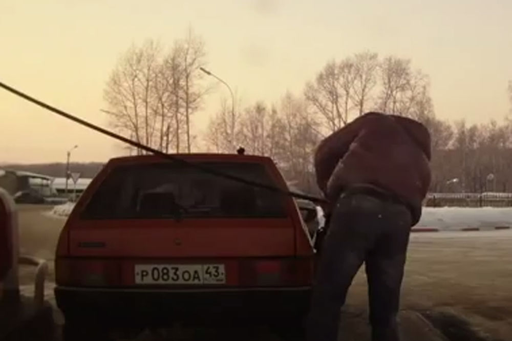 SNAGATOR: Rusa mrzelo da preparkirava pa pomerio auto golim rukama!